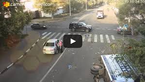 Ciclista escapa milagrosamente da morte. Veja o vídeo