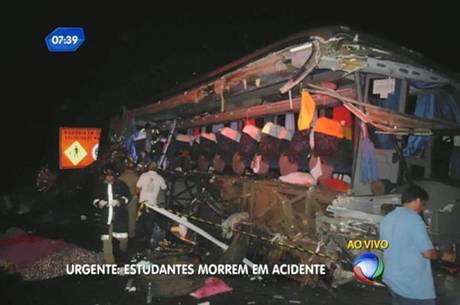 Acidente com ônibus escolar mata diretora, três professoras e seis alunos no interior de São Paulo