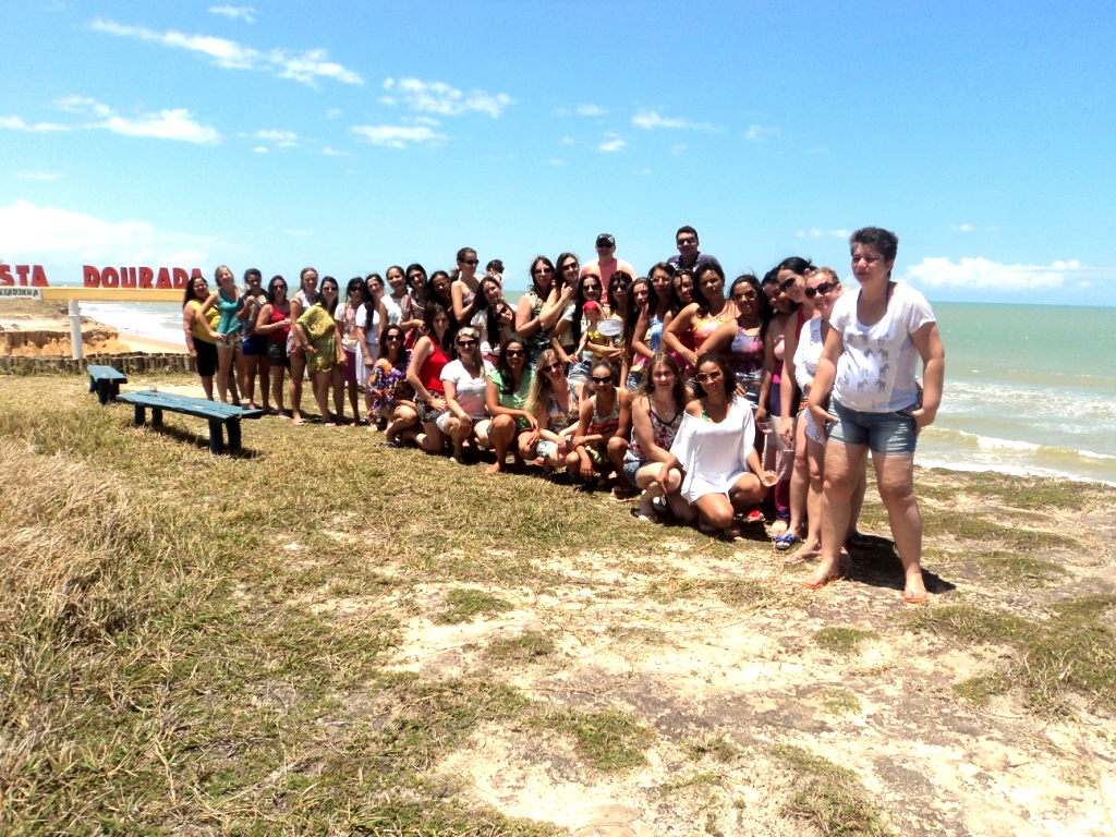 A praia de “Costa Dourada” no estado da Bahia recebeu visita  de funcionários e professores  da escola Esther da  Costa Santos de Vila Pavão, ES
