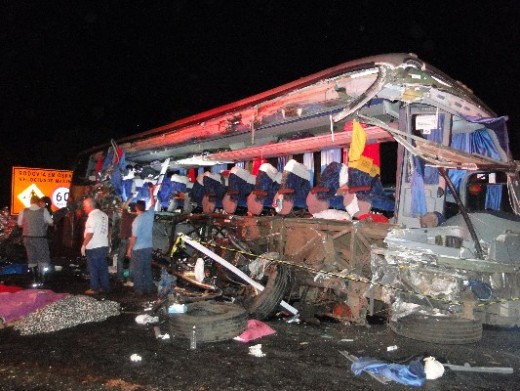 Acidente de ônibus escolar em Borborema- SP deixa várias vítimas_ fotos e depoimentos