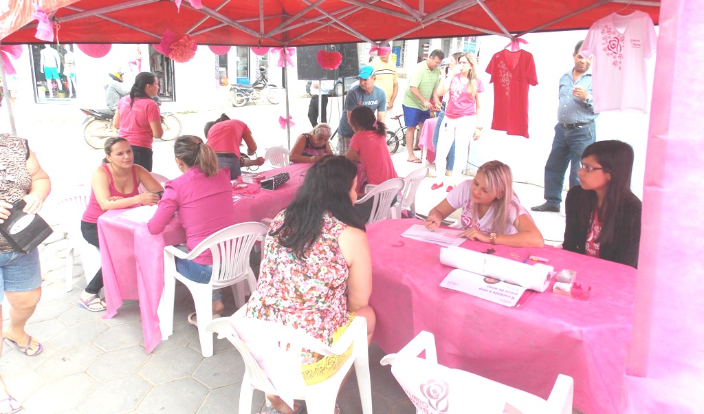 Campanha Outubro Rosa de Vila Pavão presta  atendimentos em praça pública