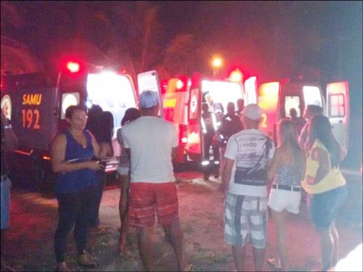Imagens. Ônibus desaba de ponte em Itapebi, Bahia.