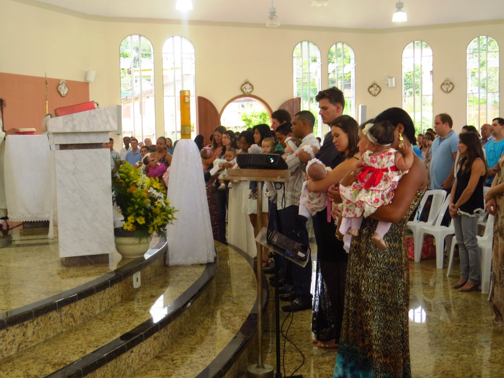 Batismo de 14 crianças na Paróquia São Pedro