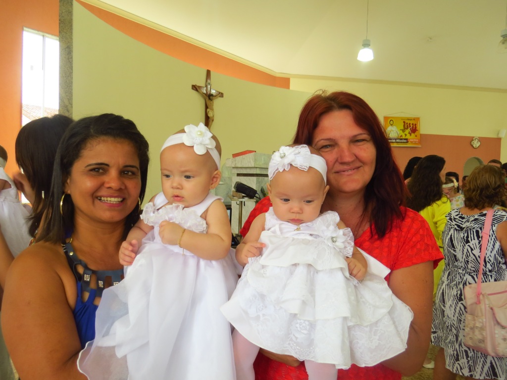 Batismo de 14 crianças na Paróquia São Pedro