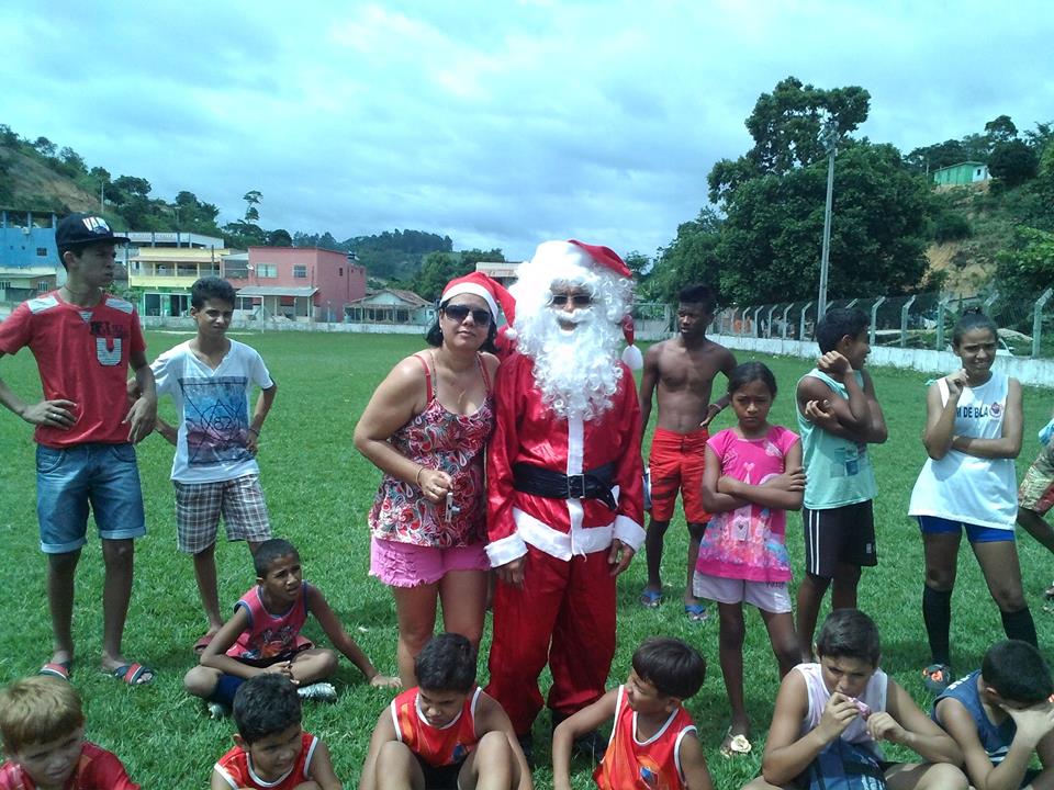 Papai Noel visitou Vila Paulista na  manhã de sábado de  ontem,( 20/12) , e levou presentes para mais de 50 crianças