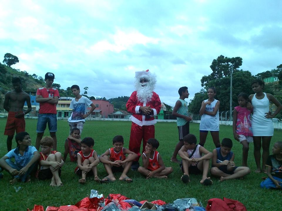 Papai Noel visitou Vila Paulista na  manhã de sábado de  ontem,( 20/12) , e levou presentes para mais de 50 crianças