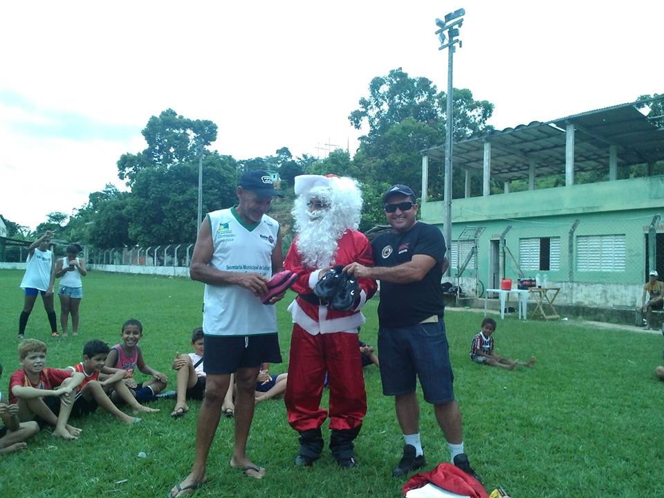 Papai Noel visitou Vila Paulista na  manhã de sábado de  ontem,( 20/12) , e levou presentes para mais de 50 crianças