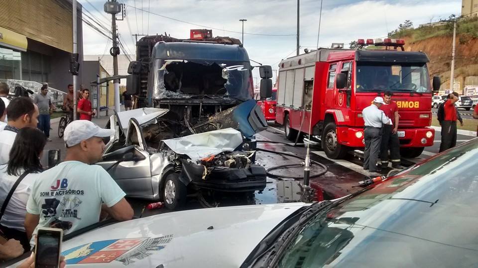 Carreta bate em carro e pega fogo na Lindenberg