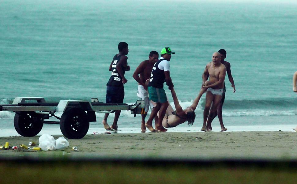 Raio mata banhistas em Praia Grande, no litoral de SP