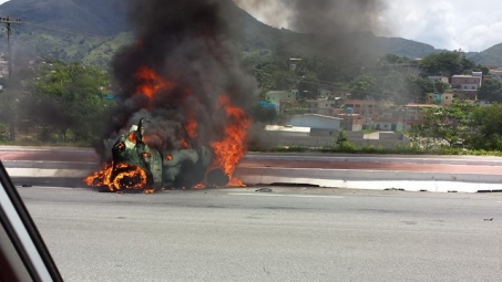Carro pega fogo e motorista morre carbonizado na BR 101, na Serra