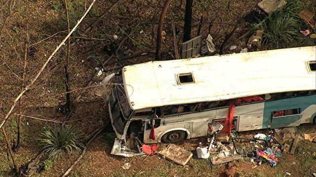 Acidente com ônibus na BR 381 mata 5 e deixa 22 feridos