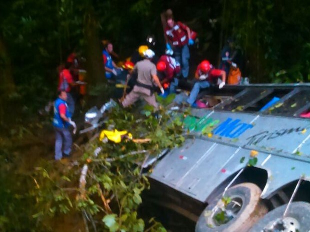 Ônibus de turismo cai em ribanceira e deixa mortos em  Santa Catarina