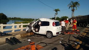 Pessoas são socorridas gravemente feridas em acidente em ponte de rodovia no município de São Mateus