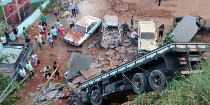 Carreta despenca de barranco em Barra de São Francisco