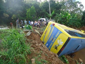 Ônibus perde controle e cai dentro de Rio em Santa Teresa