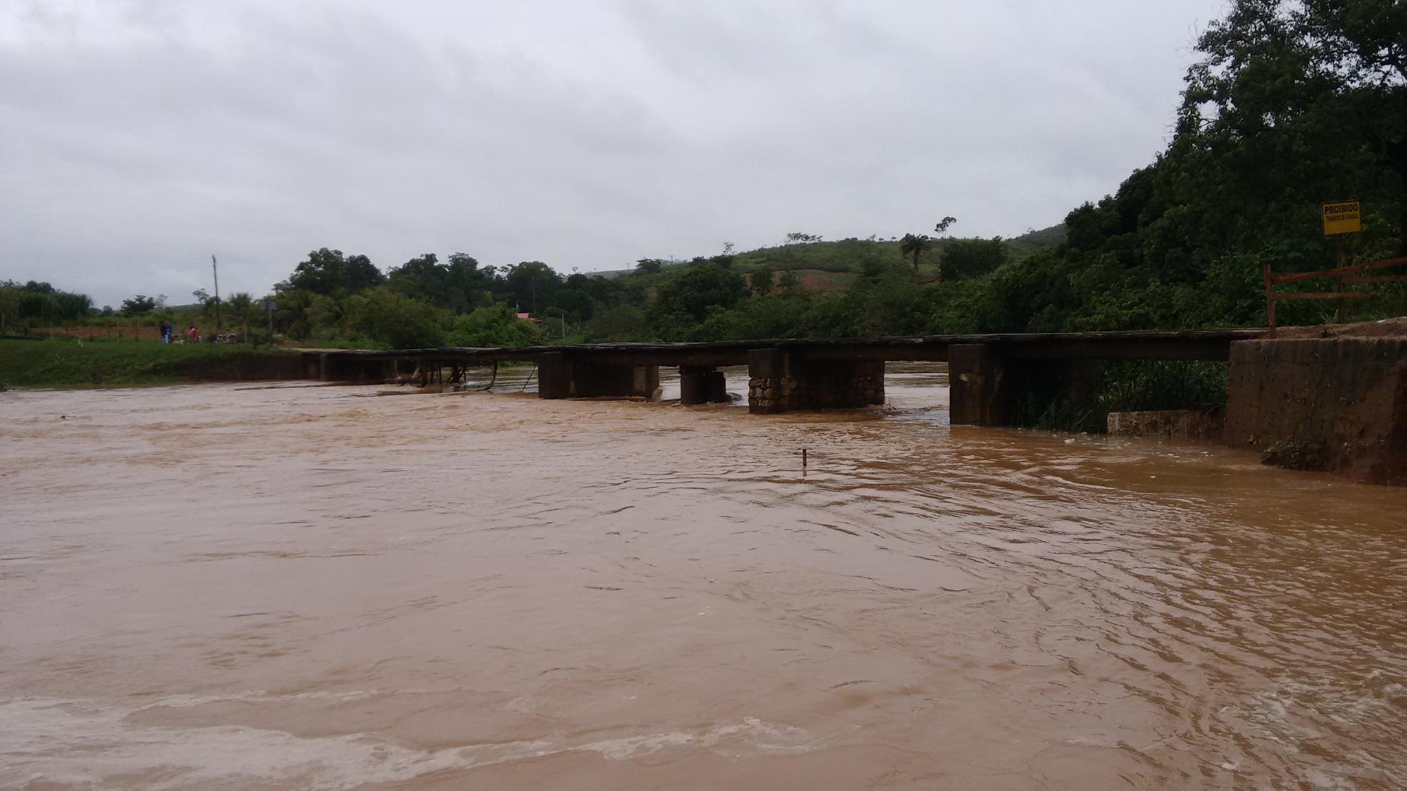 Ponte de São Gonçalo sobre o Rio  Cricaré é interditada devido ao grande volume água