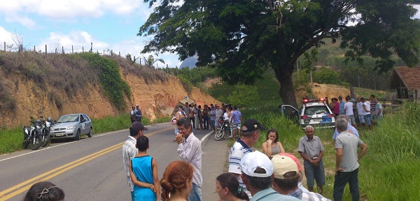 Acidente entre moto e caminhão em Águia Branca causa a morte de policial militar