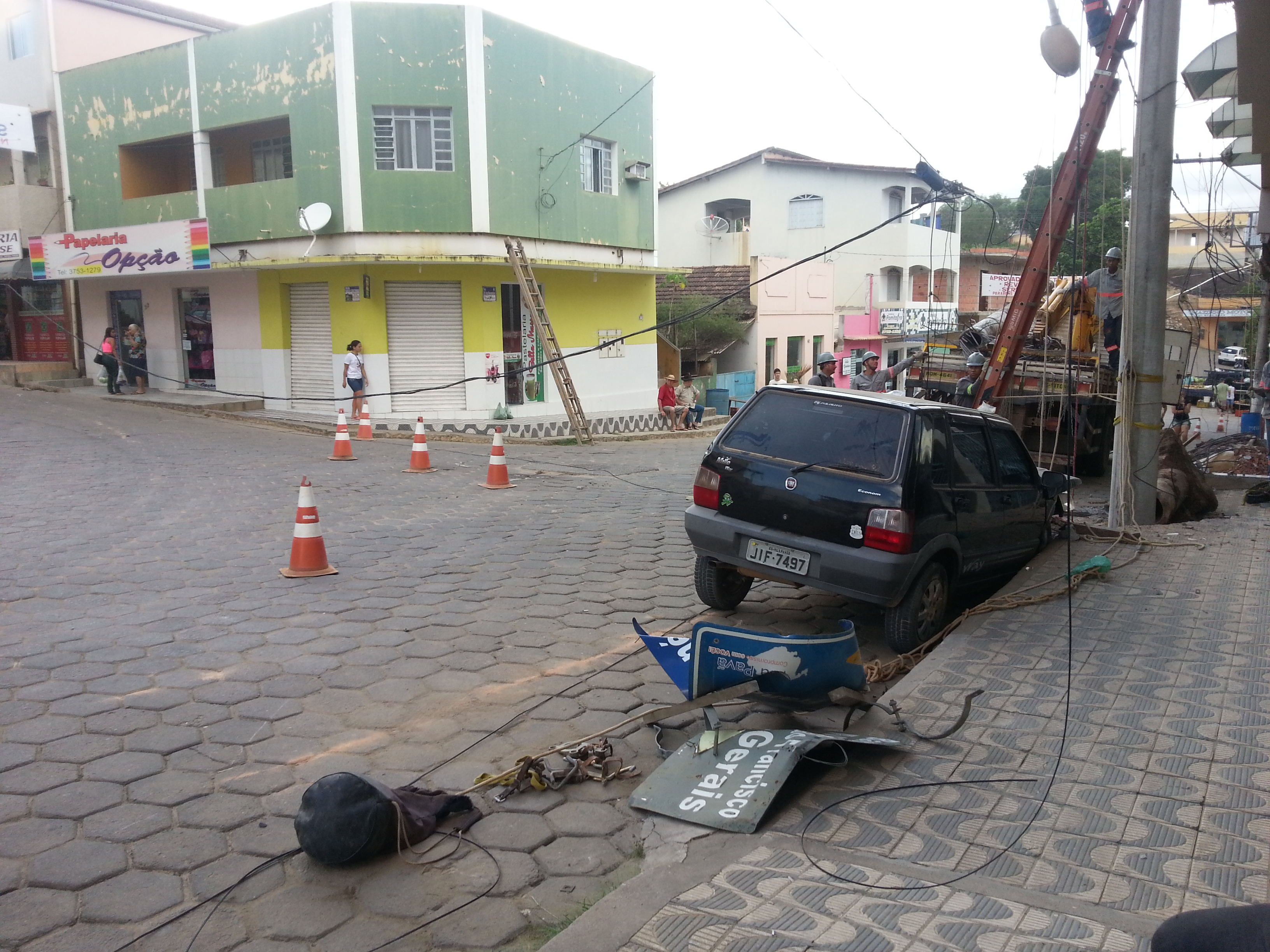 Acidente  com caminhão boiadeiro no centro de Vila Pavão causa medo e transtornos à população