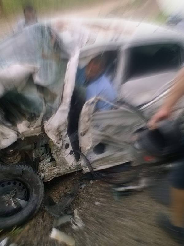 Acidente grave entre carreta e automóvel em Barra de São Francisco deixa três pessoas feridas