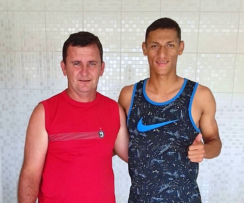 Richarlison, craque do Fluminense e da seleção brasileira visita amigos em Vila Pavão