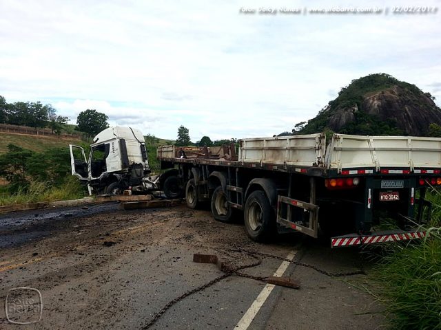 Bloco se desprende de carreta e interdita rodovia que liga Barra de São Francisco a Ecoporanga