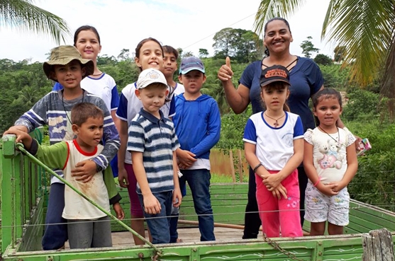 Escola de Córrego das Flores promove reflorestamento de nascente