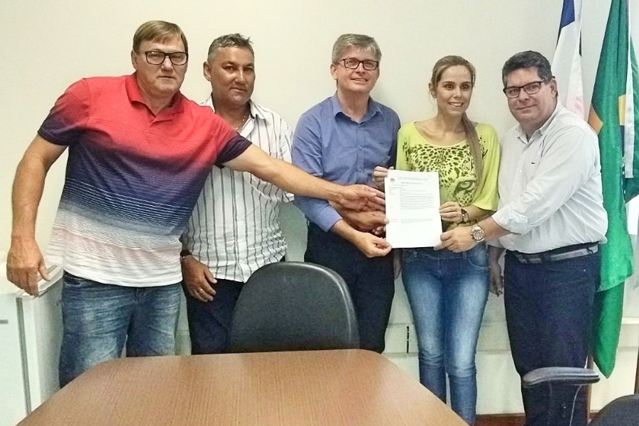 Vila Pavão celebra convênios para aquisição de ambulâncias e veículo para o setor da Saúde