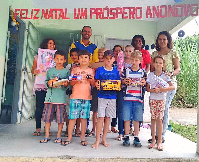Papai Noel dos Correios de Vila Pavão entrega presentes para alunos das escolas do Interior
