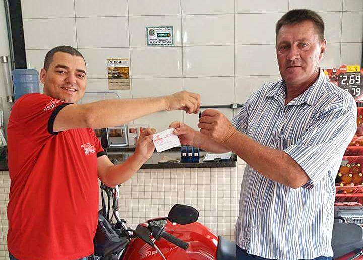 Supermercado Andim de Vila Pavão entrega moto 0km ao produtor rural Elizeu Bening