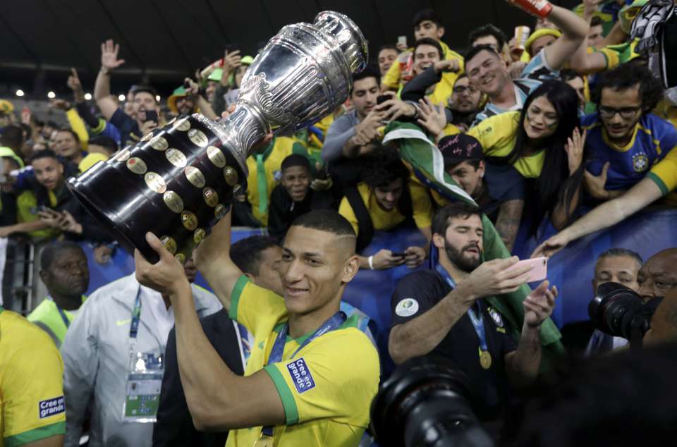 Brasil é campeão da Copa América e Richarlison, do isolamento por caxumba ao gol do título