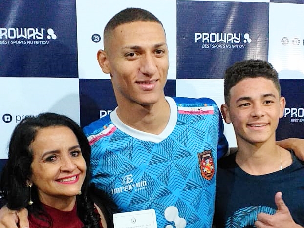  Professora reencontra Richarlison durante jogo beneficente em Nova Venécia