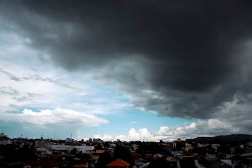 Nesta quinta e podem ocorrer pancadas de chuva com trovoadas no ES