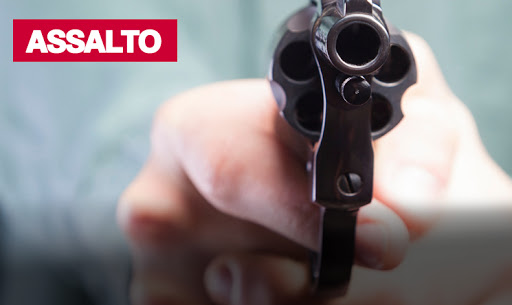 Casal é assaltado em ponto de ônibus na entrada da Comunidade Veloso