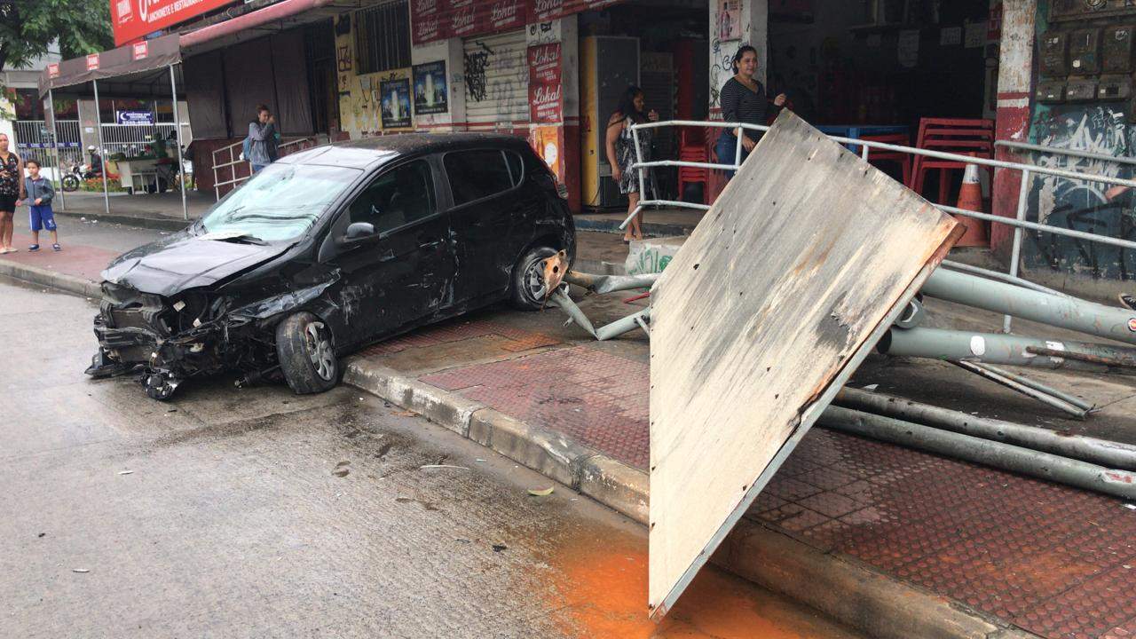 Mulher vestindo só calcinha bate carro em parada de ônibus em Vitória