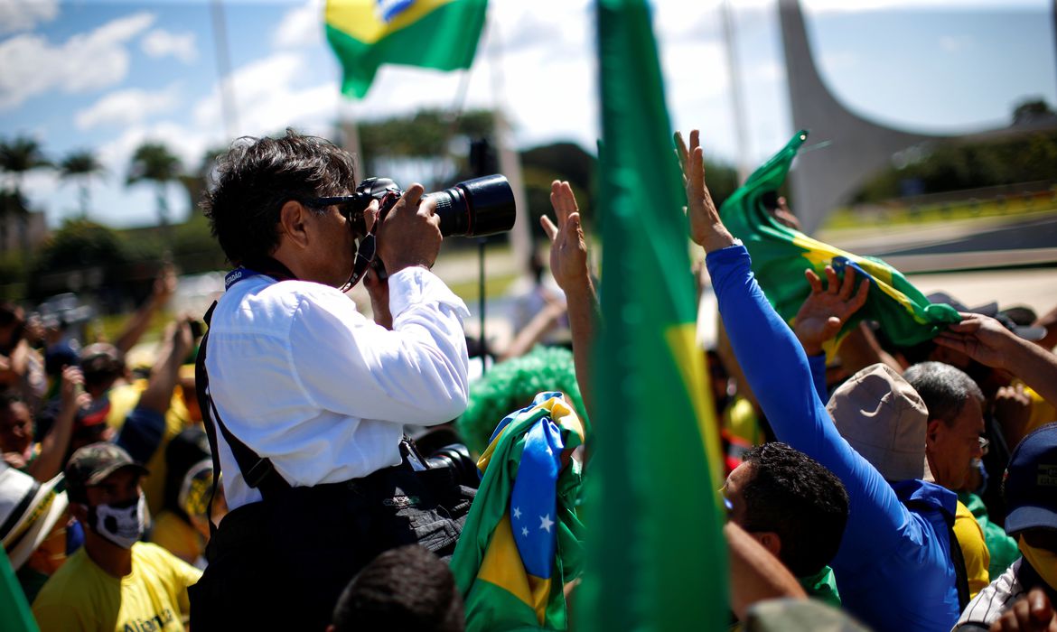 Jornalistas são agredidos com chutes e murros por apoiadores de Bolsonaro