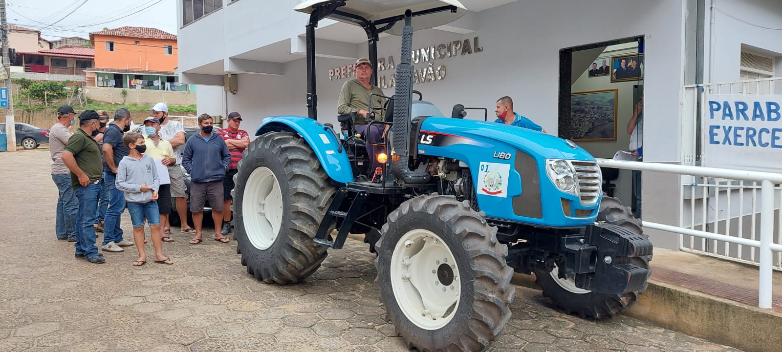 Prefeito Bolinha entrega trator agrícola à associação de agricultores de Vila Pavão