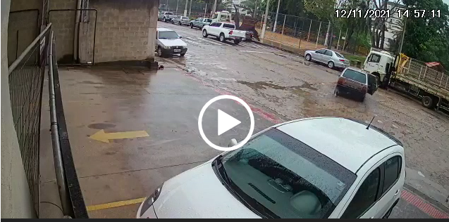 Criança cai de carro após porta se abrir em Nova Venécia; Veja o vídeo