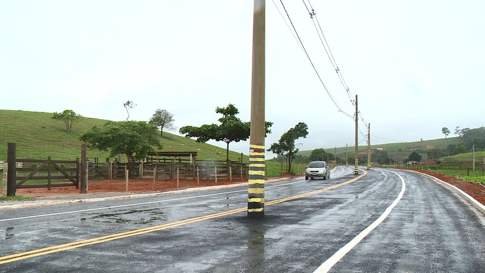 Estrada no interior do ES é inaugurada com postes no meio da pista