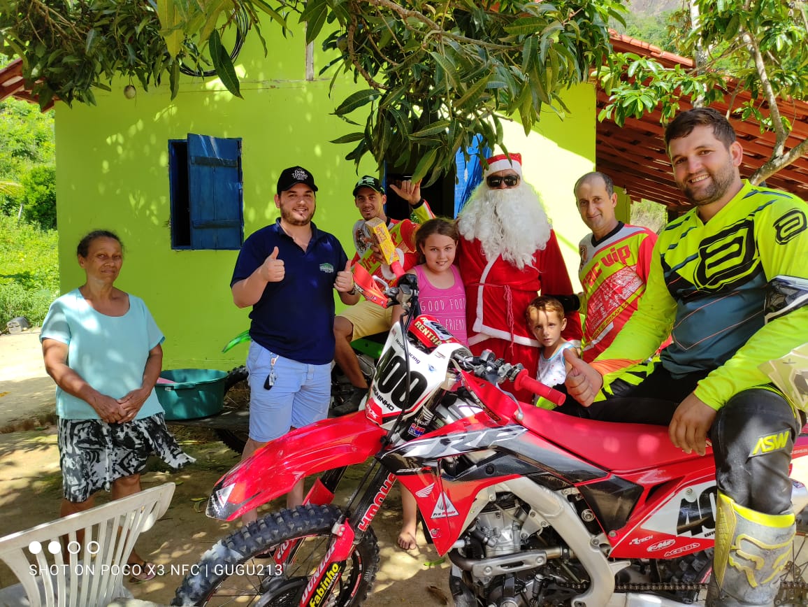 Trilheiros distribuem presentes para as crianças e idosos do interior de Vila Pavão