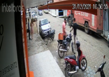 Câmera flagra roubo de moto em plena luz dia em Vila Pavão