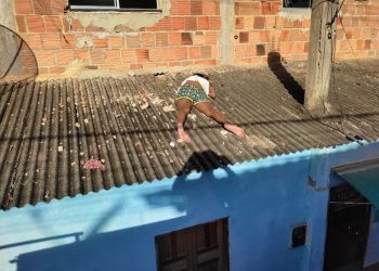 Cadeirante é encontrada caída em telhado no ES e polícia suspeita de agressão