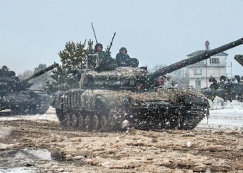 População ucraniana foge de Kiev após início da guerra