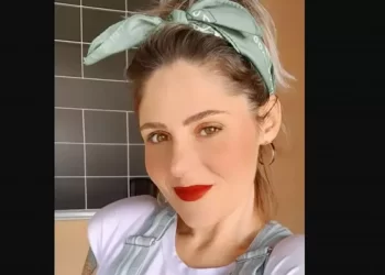 Corpo de influenciadora é retirado às pressas de velório após denúncia anônima