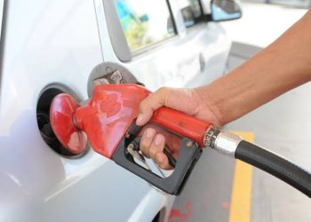Combustíveis mais caros. Govermo aumenta preço da gasolina em 18,7% e do gás de cozinha em 16%