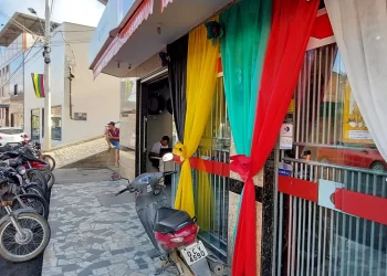 Ruas, prédios e comércios de Vila  Pavão ganham as cores da Pomitafro