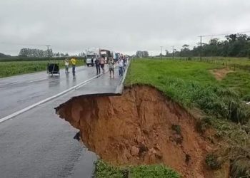Trecho da BR-101 ficará interditado por 72h após asfalto ceder entre Aracruz e Linhares