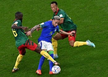 Brasil perde para Camarões, mas passa em primeiro lugar no grupo