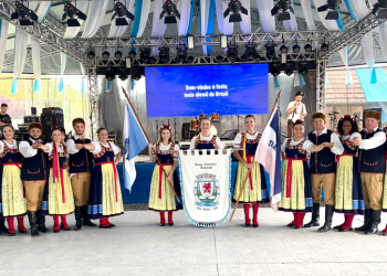 Grupo Folclórico Pomerano de Vila Pavão se apresenta na 38ª Festa Pomerana em Santa Catarina