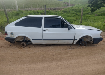 Carro abandonado no interior de Vila Pavão, está sendo “depenado”