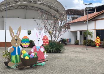Prefeitura de Vila Pavão cria decoração especial de Páscoa na Praça do Colono